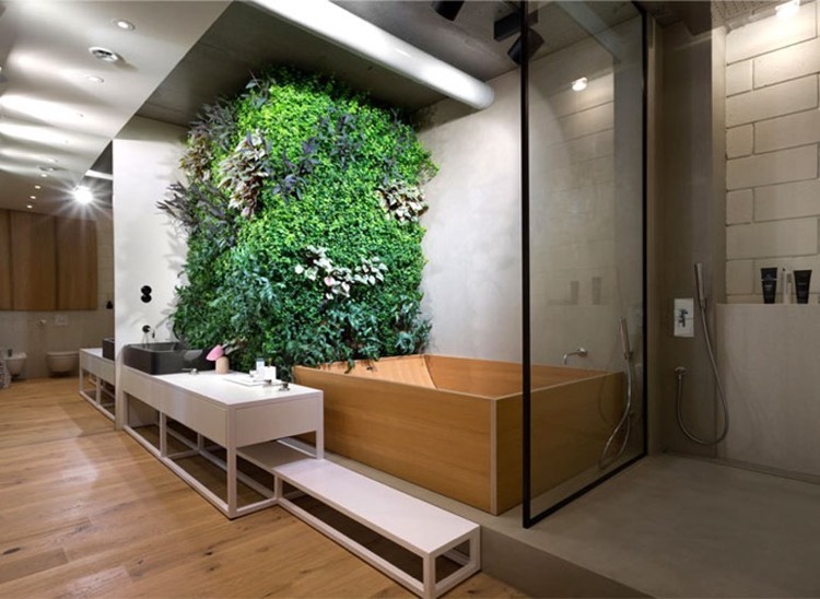 idee-deco-salle-de-bain-mur-vegetal-baignoire-bois