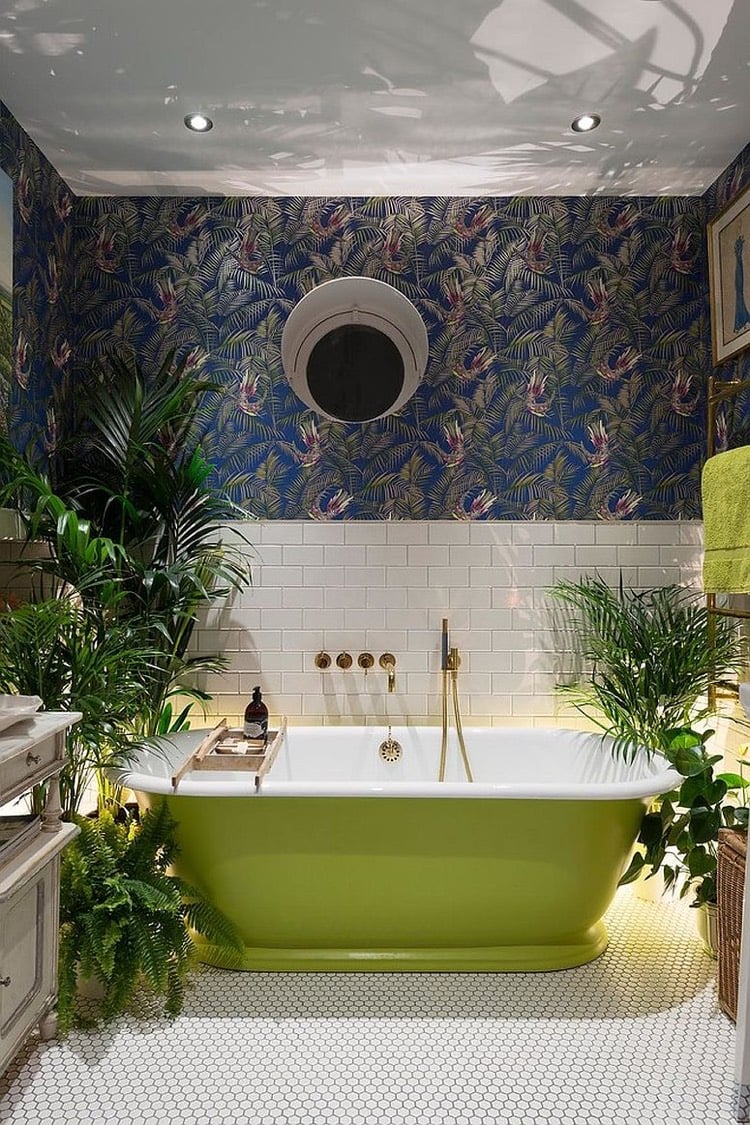 idee-deco-salle-de-bain-papier-peint-bleu-motif-organique-baignoire-vert-pistache