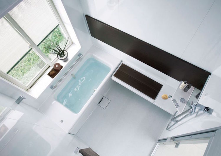 agencement salle de bain salle-bain-petite-baignoire-decoration-blanc-noir