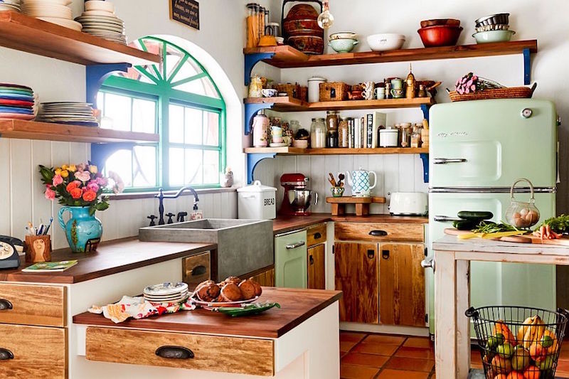 image-cuisine-campagne-chic-frigo-vintage-vert-pale-robinet-retro