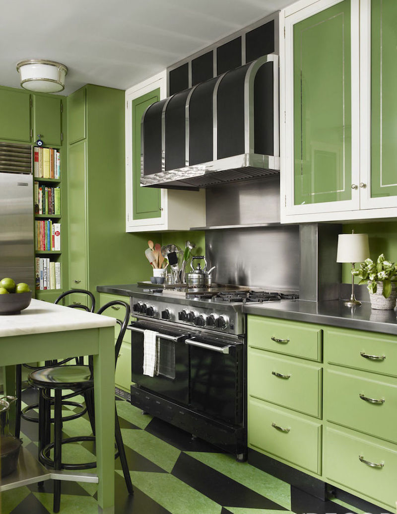 image-cuisine-verte-noire-blanche-plan-travail-inox-armoires-chic