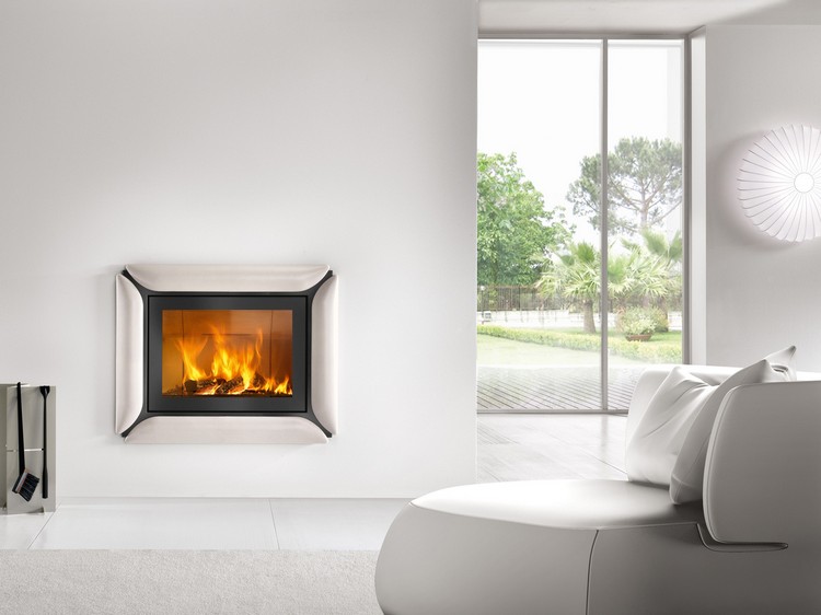 insert-cheminée-piazzetta-essen-intérieur-blanc-meubles-minimalistes