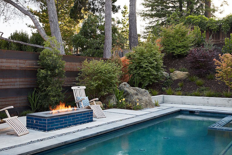 jardin-pente-raide-terrasse-avec-piscine-brise-vue-metal-patine