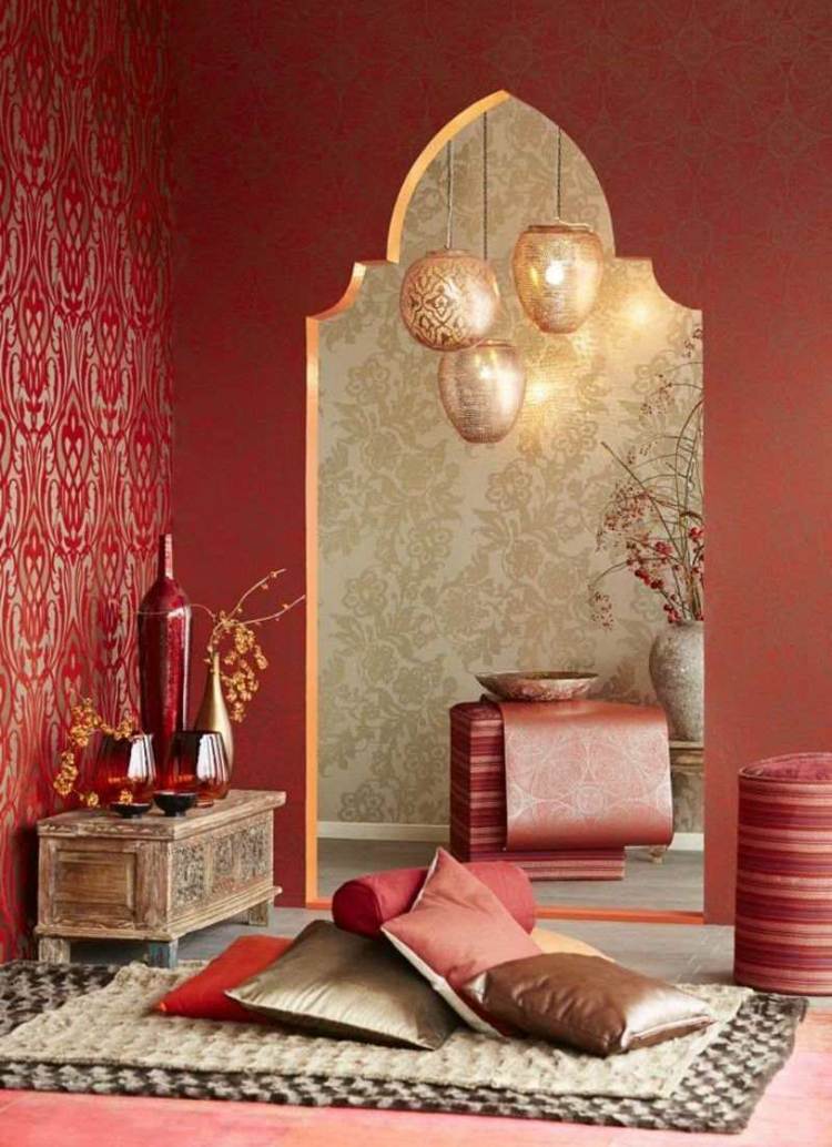 lampe-orientale-suspensions-ajourees-metal-finition-dore-coussins-sol-papier-peint-motif-rouge