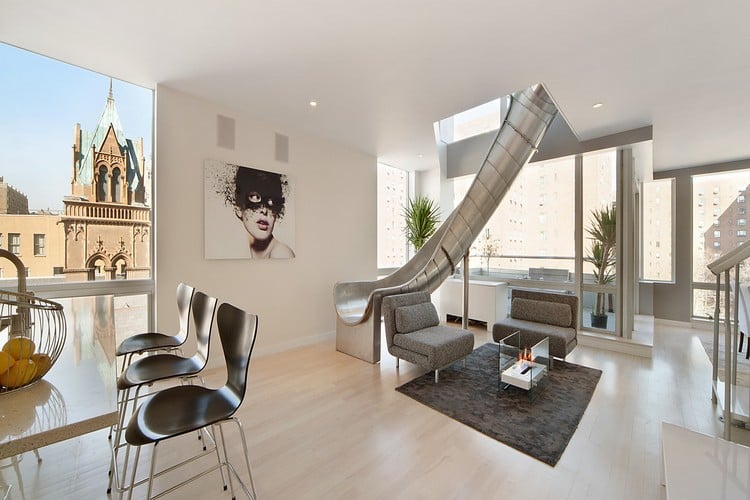 maison-avec-toboggan-escalier-interieur-salon-moderne-tapis-gris-meubles