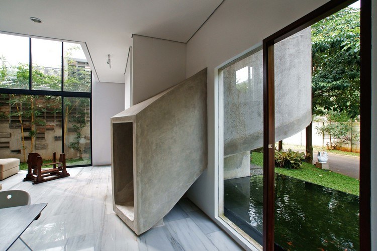 maison-avec-toboggan-exterieur-escalier-premier-etage-beton