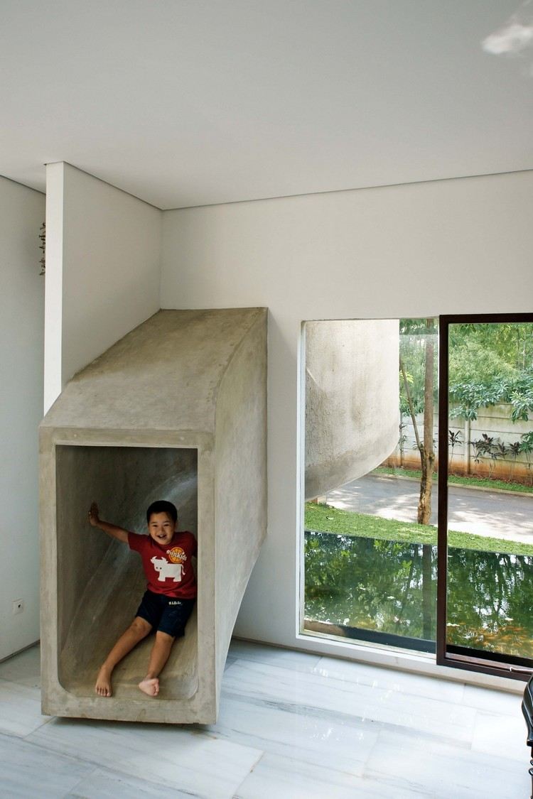 maison-avec-toboggan-forme-rectangulaire-beton-salon