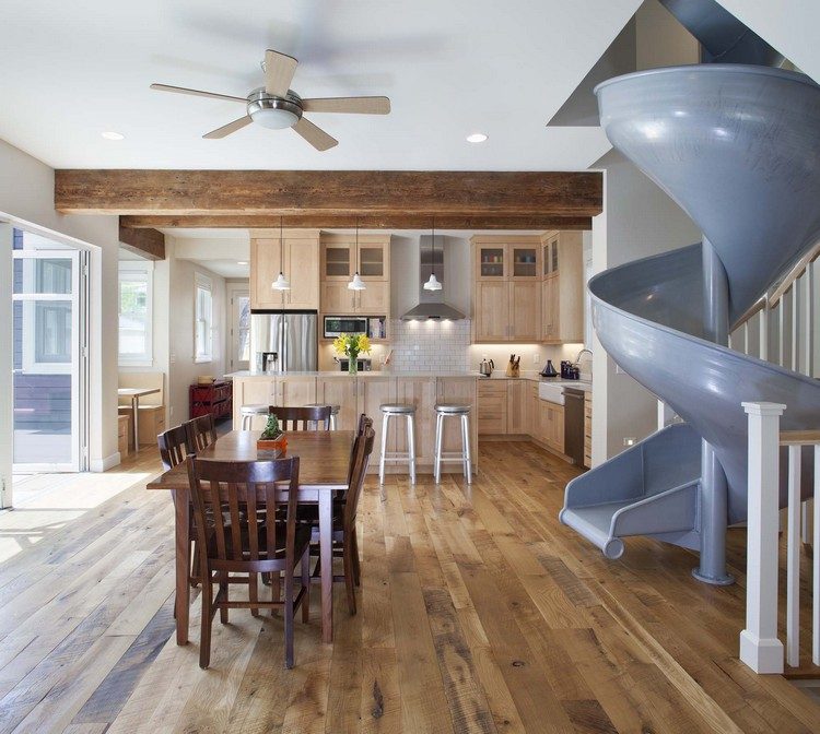 maison-avec-toboggan-gris-fonce-escalier-colimacon-sol-parquet-massif-ventilateur