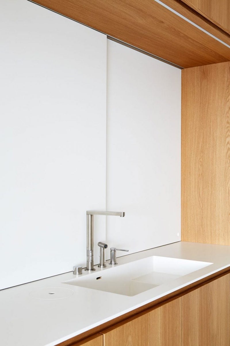 meuble-cuisine-contemporain-cadre-bois-portes-coulissantes-blanches