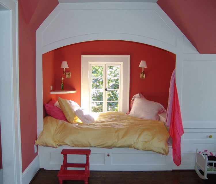 meuble sous comble banquette-bois-rangements-peinture-orange