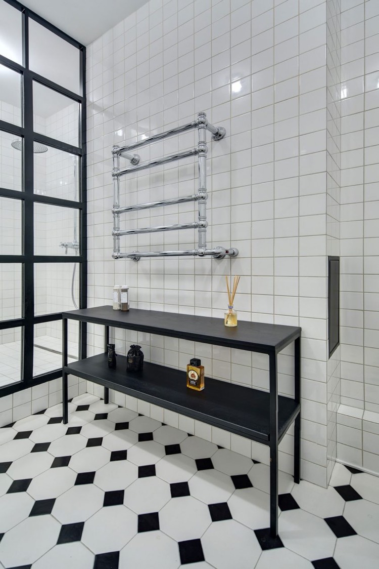 meuble-vasque-noir-carrelage-salle-bains-retro-noir-blanc