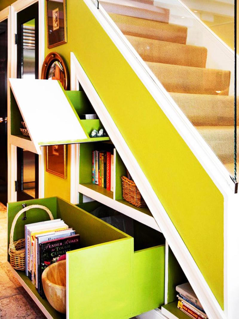 meubles-sous-escalier-integres-coulissants-couleurs-audacieuses