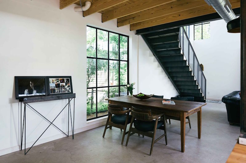 meubles-sous-escalier-loft-salle-manger-style-industriel-chic