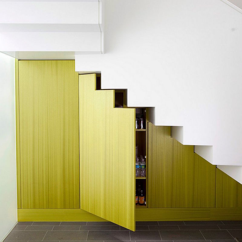 meubles-sous-escalier-placard-garde-manger-portes-sur-mesure-vertes