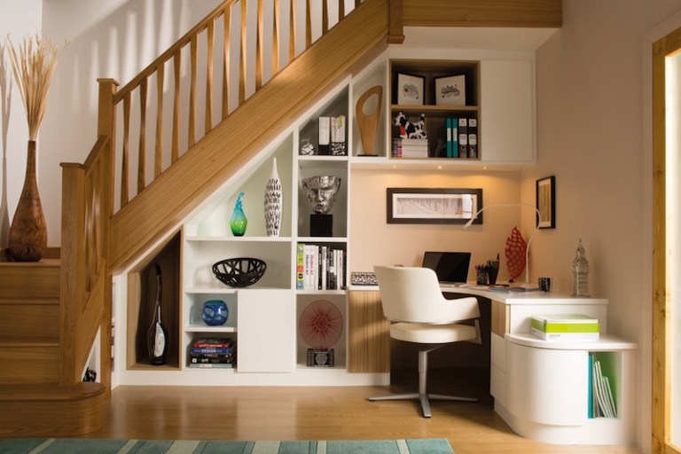 meubles-sous-escalier-sur-mesure-amenager-bureau-maison-pratique