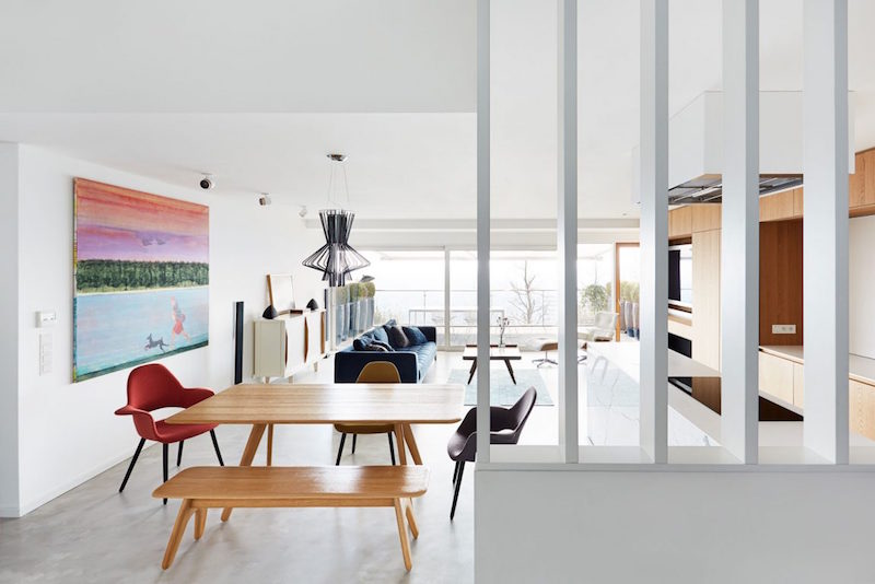 meubles-vintage-portes-bois-fond-blanc-appartement-triplex-prague