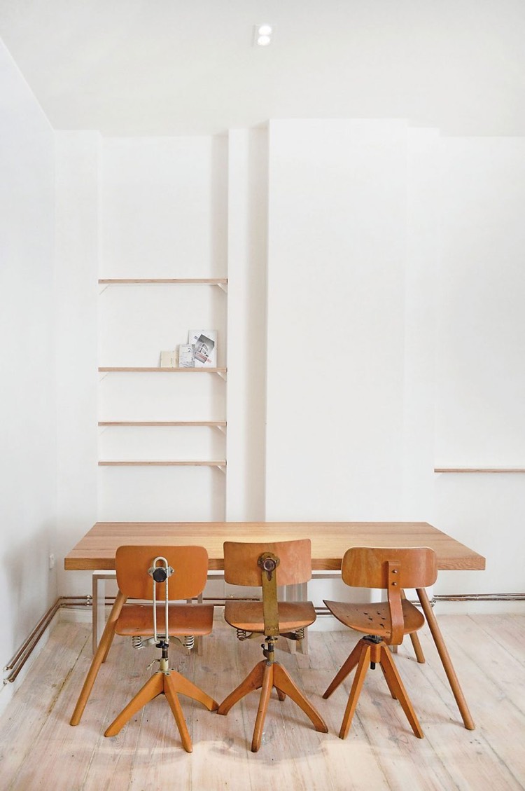 mobilier-bois-vintage-etageres-murales-ouvertes-plancher-bois-blanchi