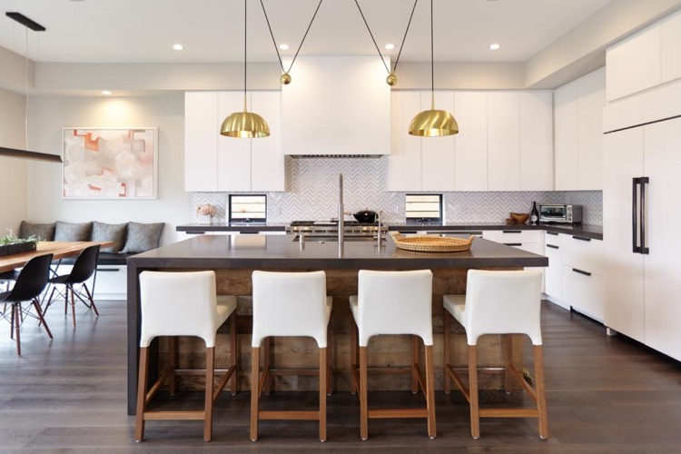 Modèle de cuisine contemporaine blanche et bois pour apparier ... Cuisine Recup inspiration