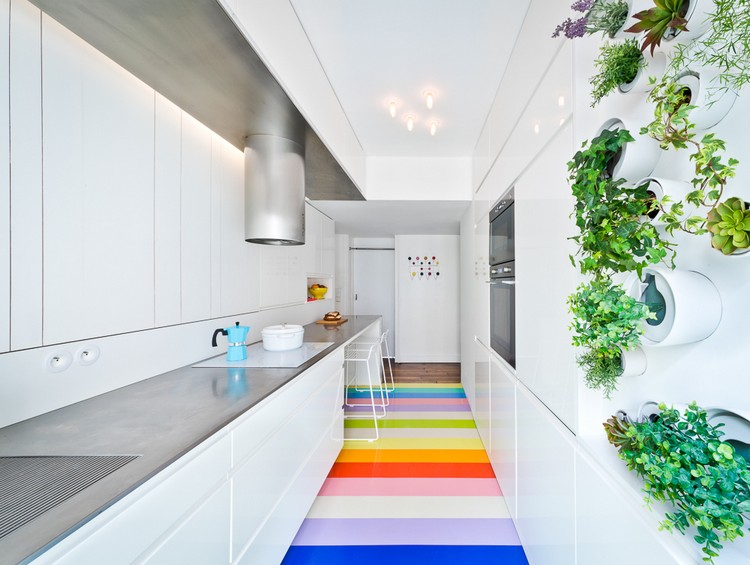 modele-cuisine-moderne-montmartre-sol-raye-multicolore-meubles-blanc-laque
