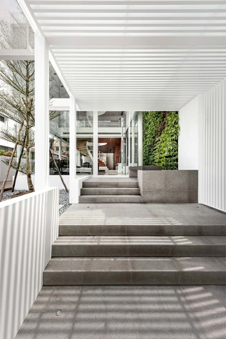 mur-vegetal-interieur-escalier-exterieur-beton-pergola-blanche