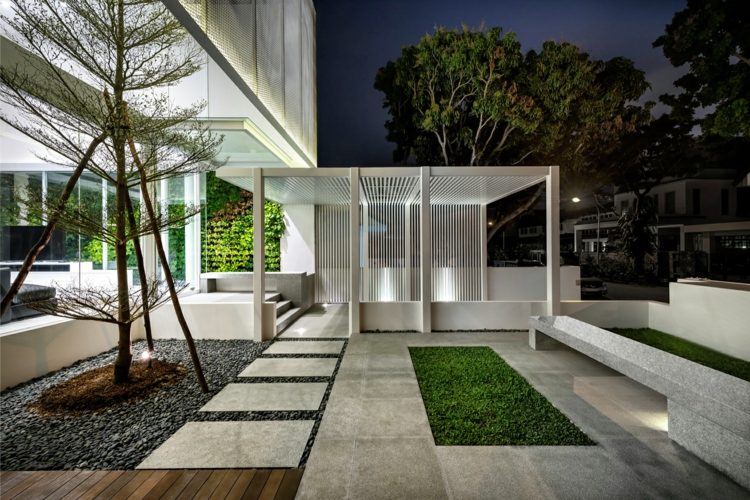 mur-vegetal-interieur-facade-vitree-pergola-blanche-jardin-minimaliste-allee-beton