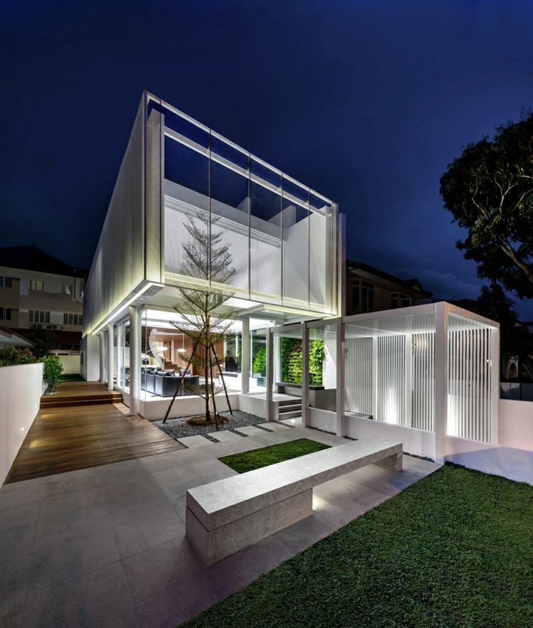mur-vegetal-interieur-jardin-minimaliste-pergola-blanche-facade-vitree