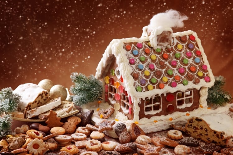 pain d’epice de Noel-maison-gingerbread-deco-creme-fouettee-bonbons