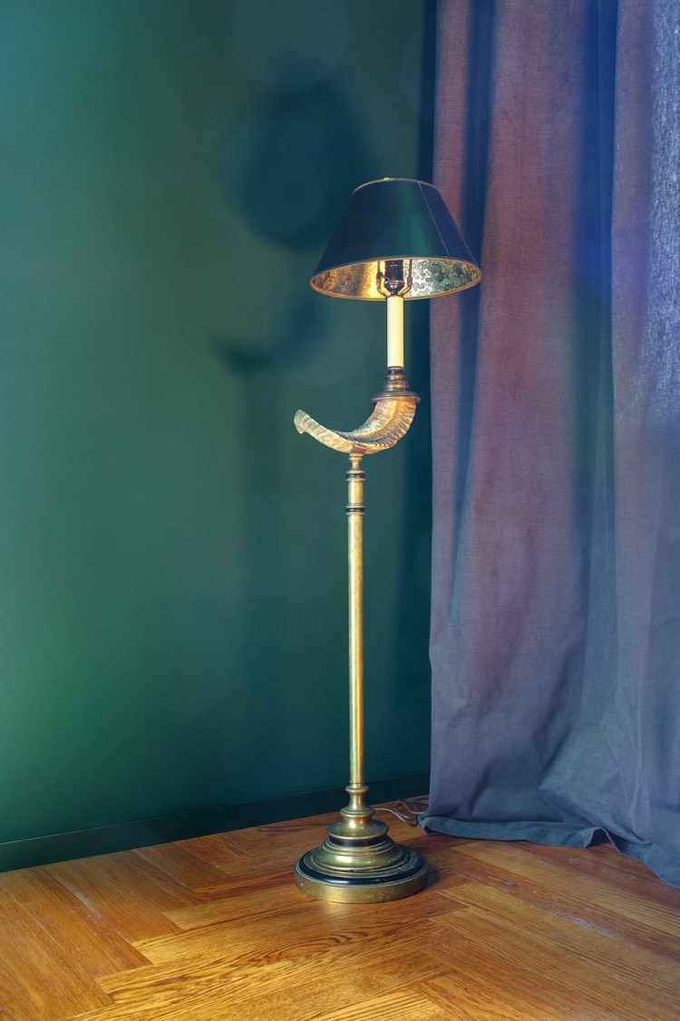 peinture-chambre-bleu-vert-style-marocain-lampadaire-laiton