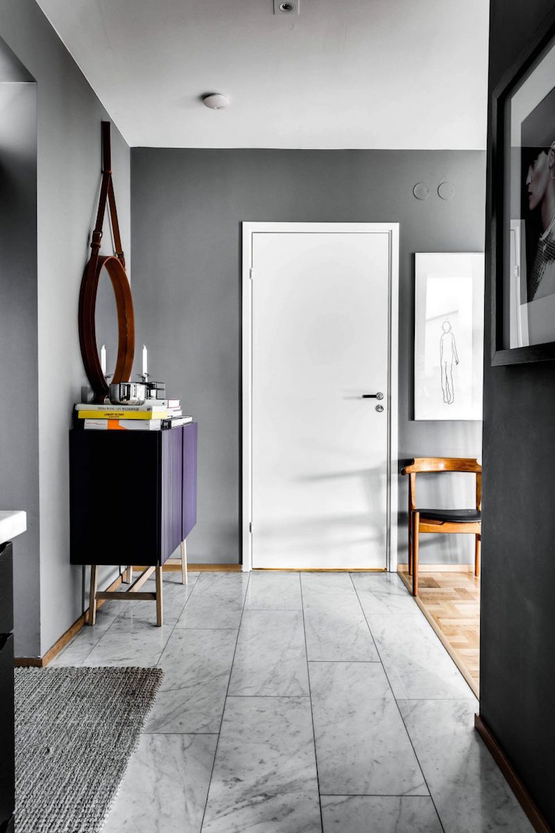 peinture grise murs-couloir-entree-sol-marbre-commode-vintage