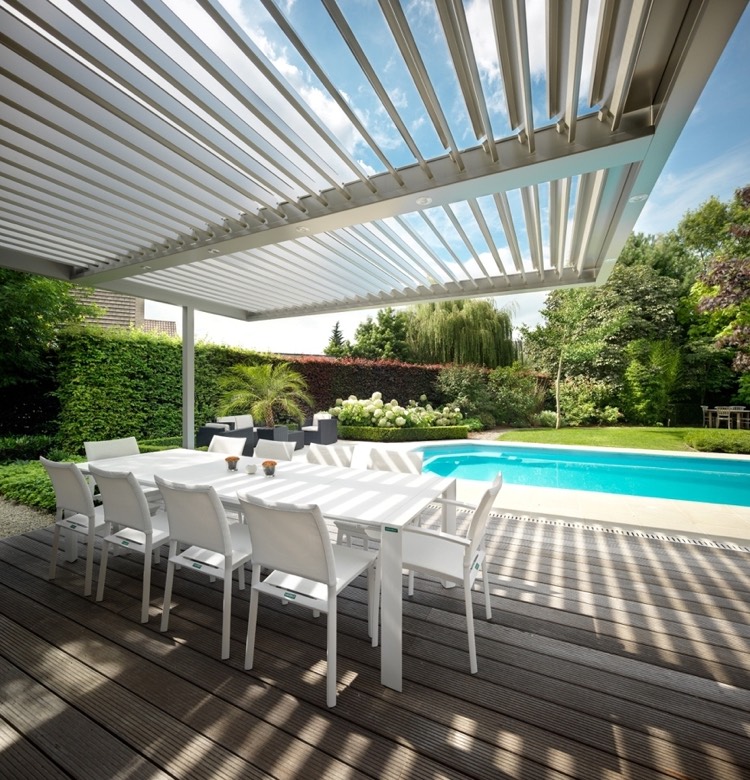 pergola-bioclimatique-lames-orientables-salon-jardin-blanc-terrasse-bois-composite