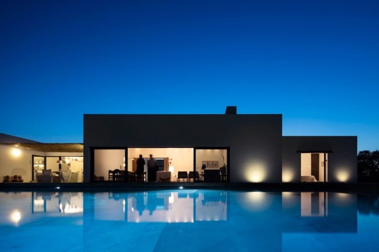 piscine-infinity-terrasse-moderne-maison-vacances
