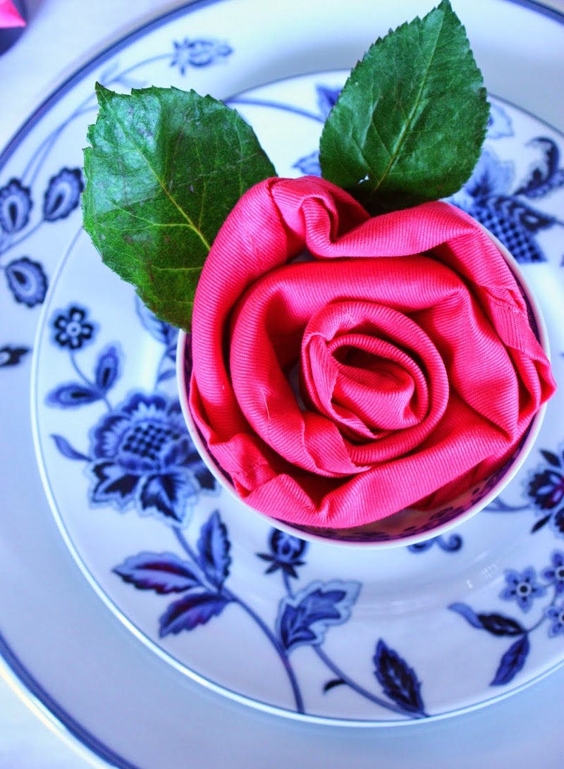 pliages-serviettes-faciles-table-fete-pliage-rose-vraies-feuille-vertes