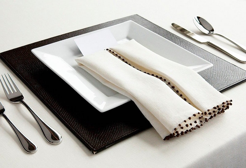 pliages-serviettes-sophistiquees-simple-table-fete-chic-assiettes-carrees