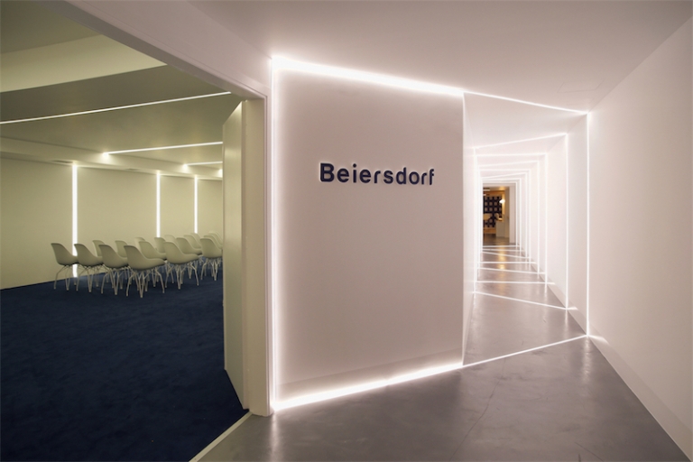 profile-led-encastre-murs-sol-plafond-salle-conference-couloir-beiersdorf
