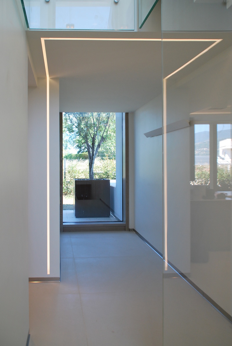 profilé LED Moonline par Frank Sinnaeve et Stephan Gunst à villa Arena Cosenza profile-led-encastre-moonline-flos-frank-sinnaeve-stephan-gunst-villa-arena-cosenza