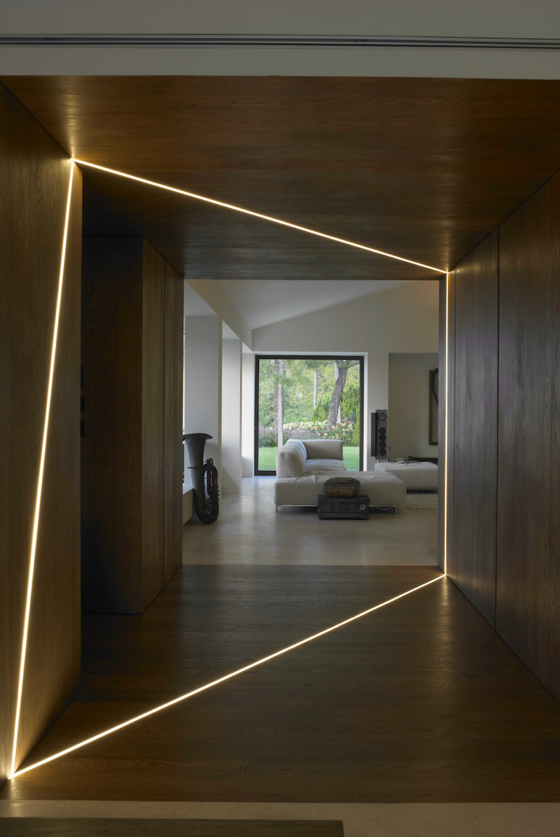 profilé LED encastré dans le revêtement en bois à FP House, Bologne, Italie par Marco Costanzi Architetti profile-led-encastre-revetement-bois-fp-house-bologne-italie-marco-costanzi-architetti