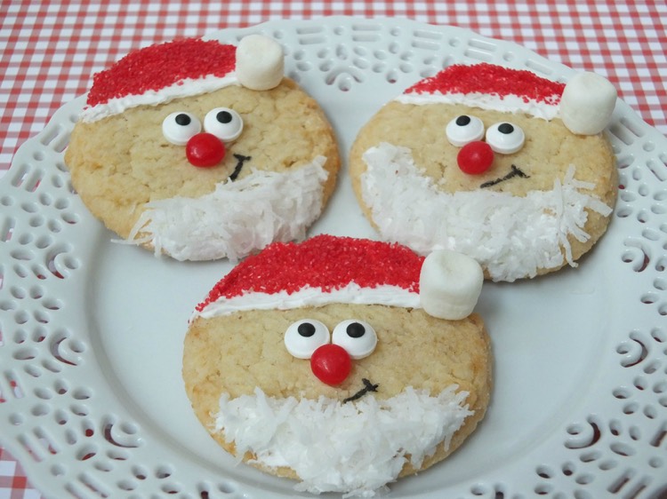 recettes-de-noel-decoration-biscuits-sucre-rouge-noix-coco-rapee-guimauves