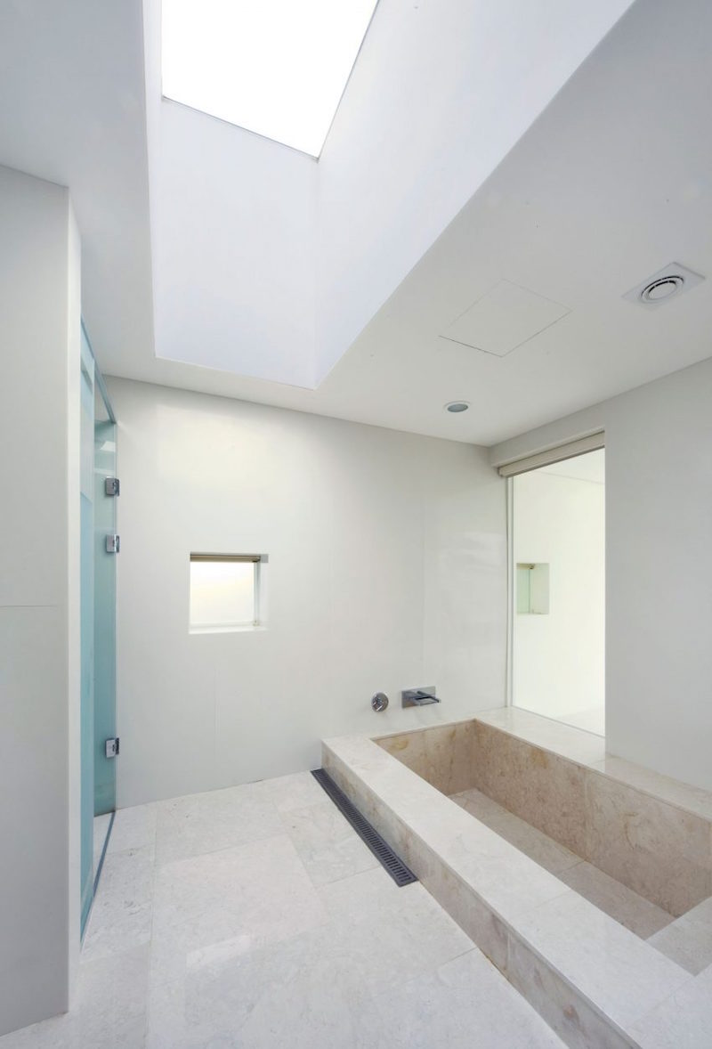 salle-bain-baignoire-pierre-naturelle-beige-maison-sur-pilotis