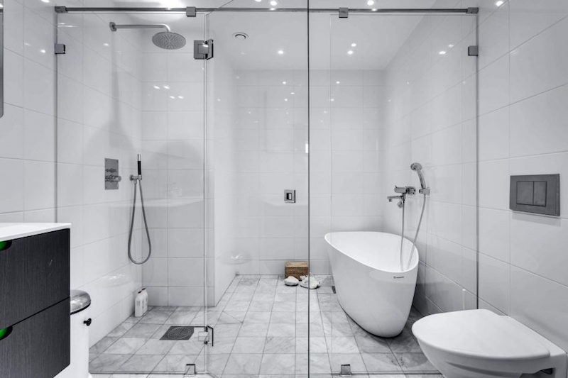 salle-bain-blanche-cabine-douche-baignoire-ovale-toilettes