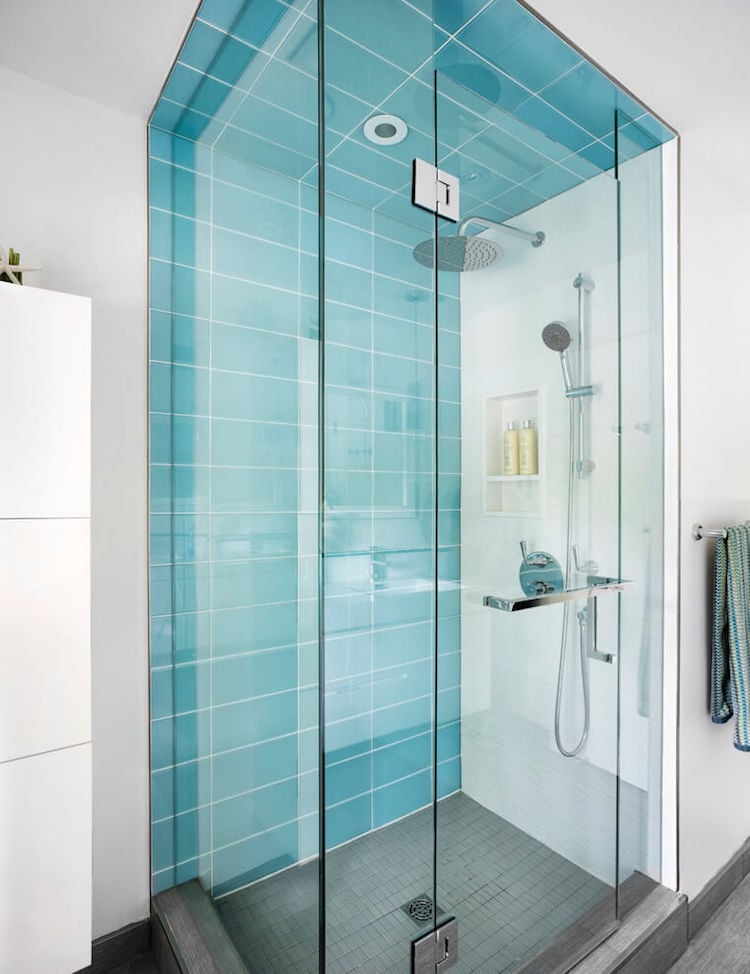 salle-bain-blanche-turquoise-cabine-douche-angle-moderne