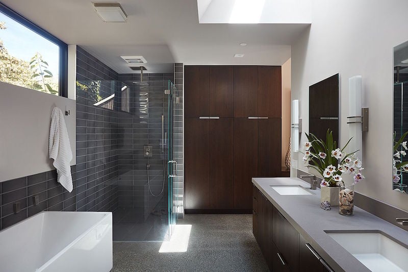 salle-bain-design-moderne-douche-italienne-baignoire-rectangulaire