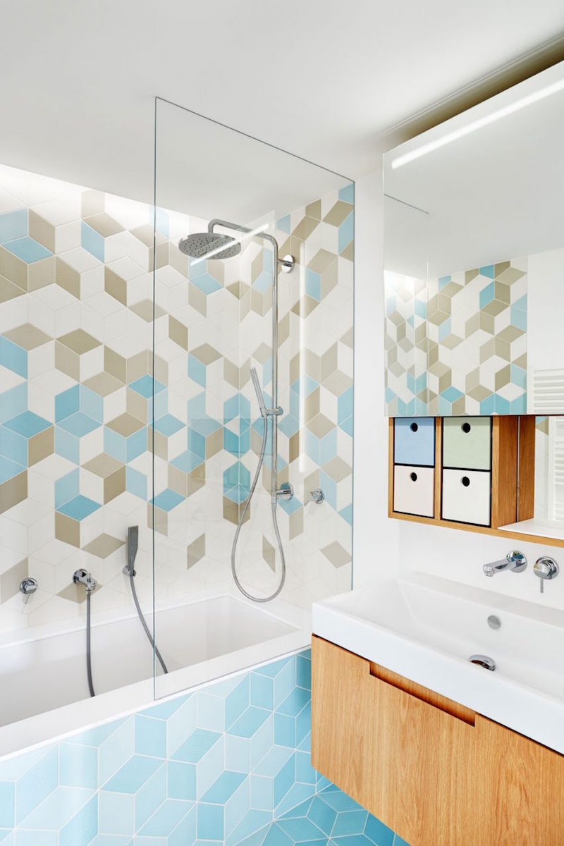 salle-bain-retro-chic-carrelage-motifs-geometriques-3d-meuble portes en bois