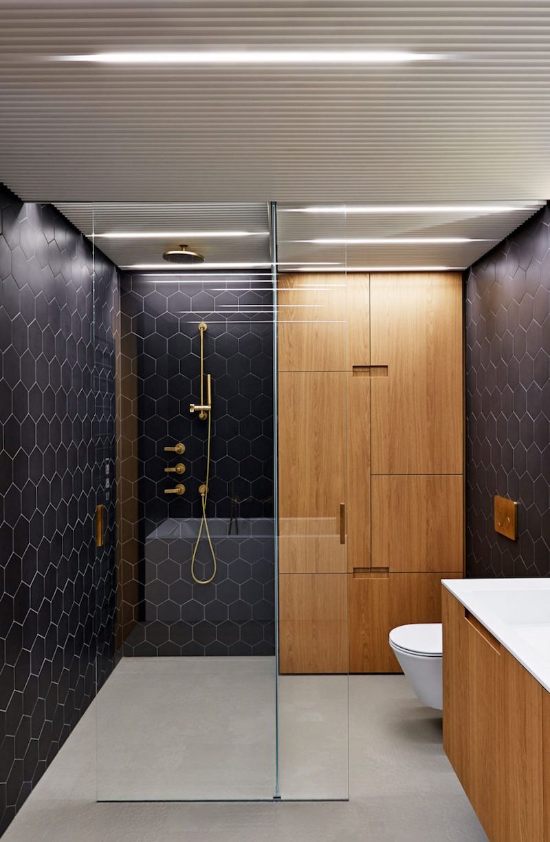 salle-bain-wc-douche-italienne-carrelage-haxagonal-noir portes en bois