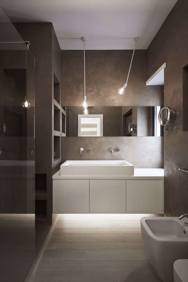 salle-bains-taupe-moderne-eclairage-indirecte-meuble-lavabo-suspendu