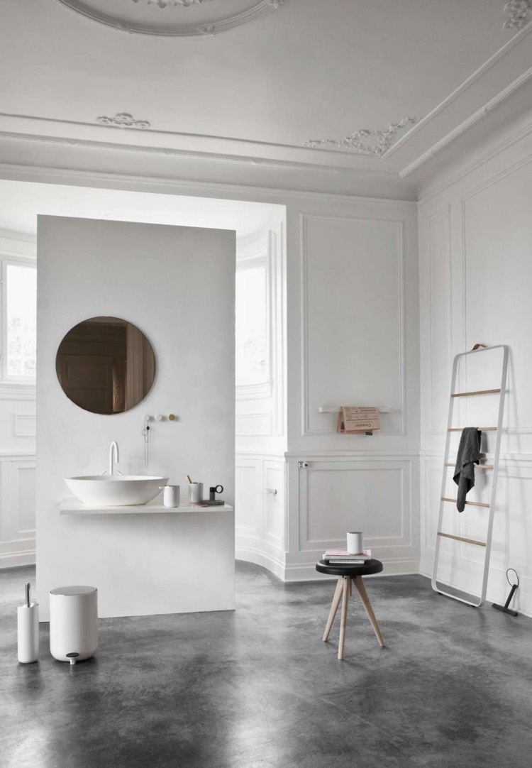 salle-de-bain-beton-cire-revetement-sol-beton-cire-vasque-blanche-miroir-rond