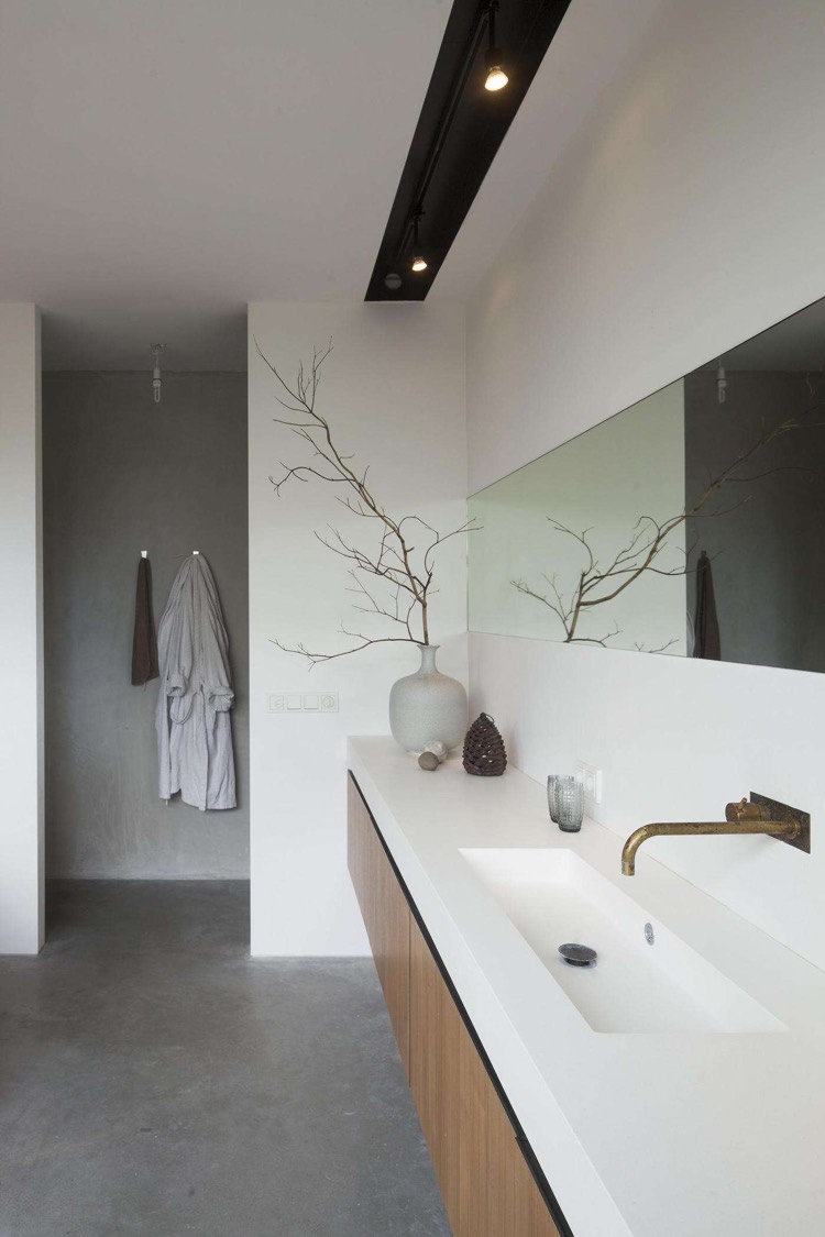 salle-de-bain-beton-cire-revetement-sol-beton-core-meuble-vasque-bois-douche-italienne