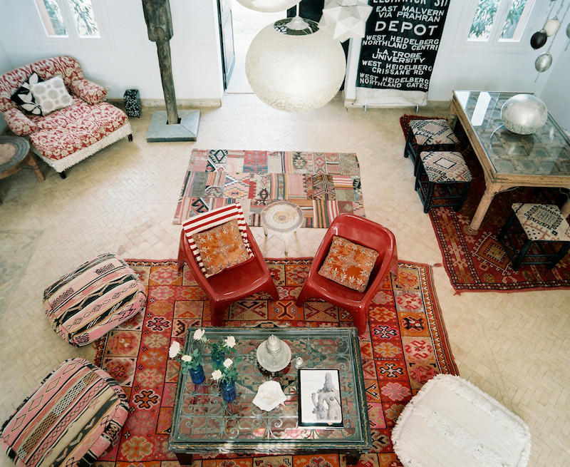 salon-moderne-marocain-tapis-exotiques-meubles-motifs-orientaux
