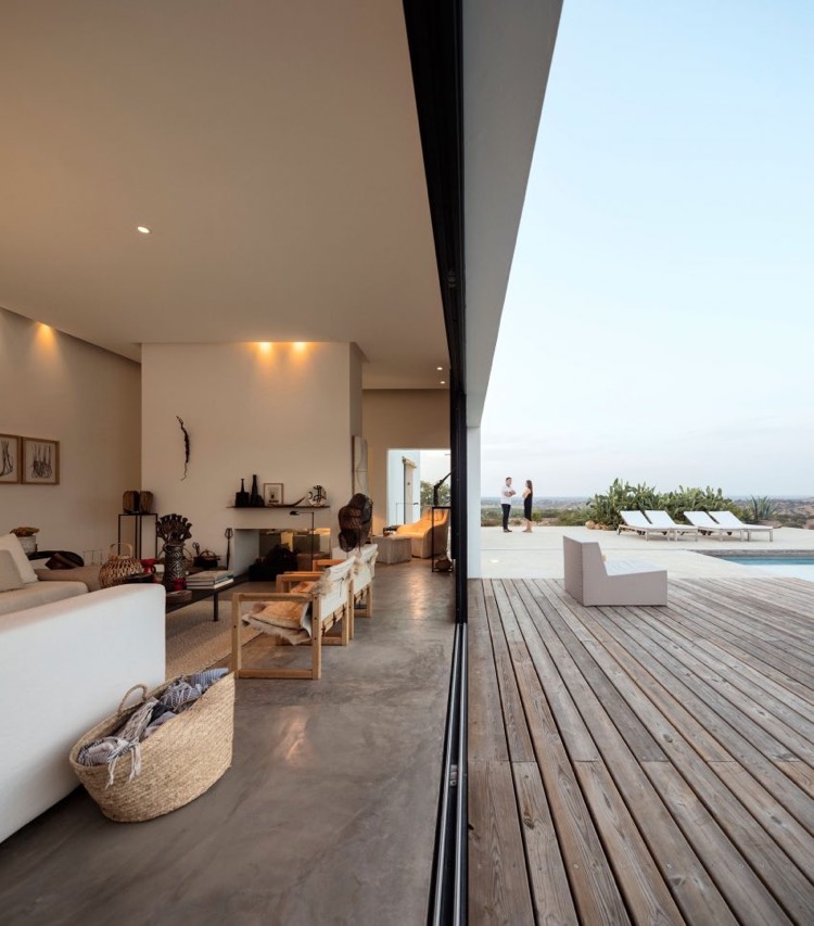 sol-en-beton-cire-grande-baie-vitree-coulissante-terrasse-bois-moderne