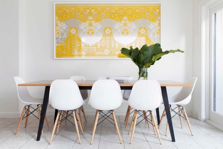 tableau-abstrait-moderne-jaune-blanc-encadre-vitre-salle-manger-chaises-eames-table-bois