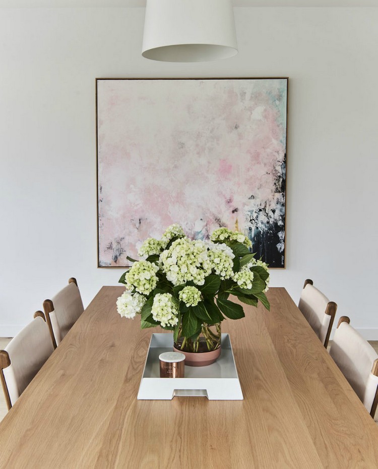 tableau-abstrait-moderne-michael-bond-table-bois-ambiance-cosy-salle-manger